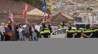 Ermənistan prezidenti qaydaları pozaraq II Elizabetin tabutu yanında foto çəkdirib