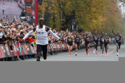 Marafonda dünya rekordu: Keniyalı atlet öz nəticəsini yenilədi