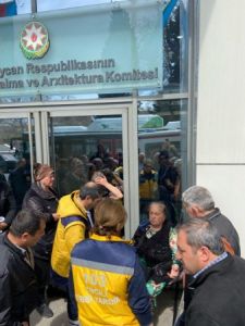 Gəncədə erməni raketinin zədələdiyi evlərin pulları mənimsənilib - Arxitektura Komitəsi gəncəliləri aldadır-FOTO