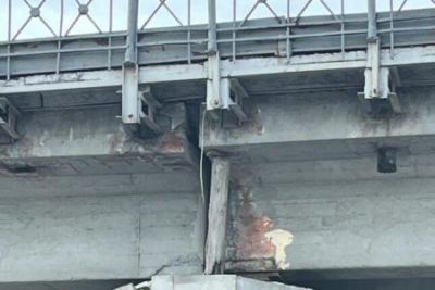 Bakıda təhlükəli vəziyyət: Körpünü bu balaca taxta saxlayır – FOTO