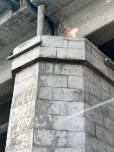 Bakıda təhlükəli vəziyyət: Körpünü bu balaca taxta saxlayır – FOTO