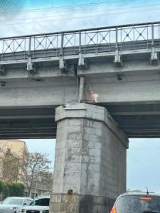Bakıda təhlükəli vəziyyət: Körpünü bu balaca taxta saxlayır – FOTO