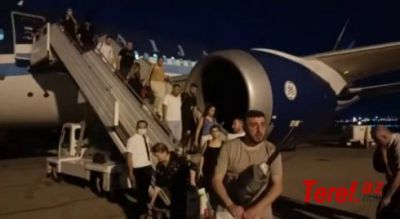 AZAL-dan RƏZİLLİK: Sərnişinlər səhvən mindirilən təyyarədən 1 saat sonra düşürüldü və...(ŞOK VİDEO)