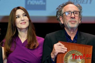 Monika Belluççi sevgilisi ilə bu vəziyyətdə yaxalandı - FOTO