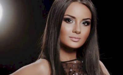 Aysel Teymurzadə qırmızı libası ilə göz oxşadı - FOTO