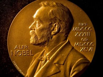 Alim Nobelə layiq görüldüyünü ancaq hovuzun soyuq sularında da dərk etdiyini anlamışdı...