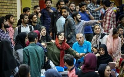 İranda elmi işini hicabsız müdafiə edən xanım həbs olunub