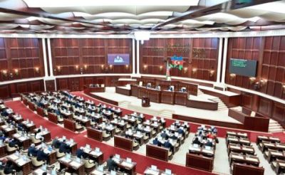 AzTV “üsyankar” deputatları yıxıb sürüdü: “Möhtəkir”, “Şoumen” – VİDEO