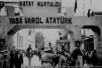 Atatürk, sitat: “40 Asırlık Türk Yurdu Düşman Elinde Esir Kalamaz. Hatay benim şahsi meselemdir”.