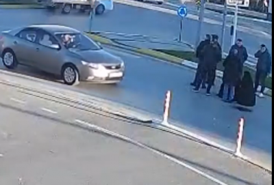 64 yaşlı qadın iki ayrı avtomobilin altında qaldı: inanılmaz qəza – VİDEO