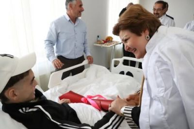 Milli Məclisinin deputatı Tənzilə Rüstəmxanlının təşəbbüsü ilə həkim heyəti ağır qəza keçirmiş yeniyetməni müayinə ediblər FOTO