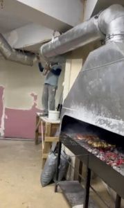 “Top Qapı” restoranında təmir gedə-gedə kabab bişirdilər – Müvəqqəti məhdudiyyət tətbiq olundu. – Fotolar
