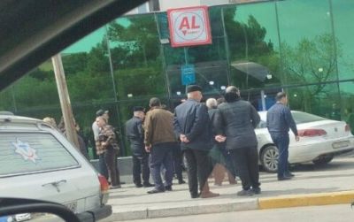 Sumqayıtda avtomobil marketə girdi - Foto