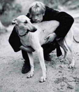 Bu Blanco, Brad Pitt'in Arjantin sokaklarında çekim yaparken bulduğu ve kurtardığı sokak tazısı Blanco..