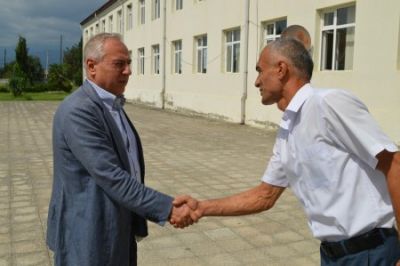 “TƏZİM ELƏ, DEPUTAT GƏLİR!” – 