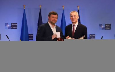 Stoltenberq “Ukrayna xalqına xidmətlərinə görə” mükafatını aldı