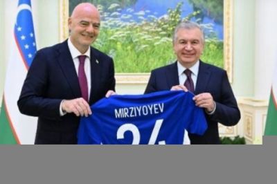 FIFA prezidenti Mirziyoyevə 24 nömrəli forma hədiyyə etdi