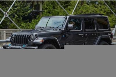 Bakıda bu universitetin müəllimi “Jeep Wrangler”inə yol verməyən sürücünü döydü