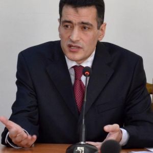 Elm aləmi AAK-ı YENƏ TOPA TUTDU...