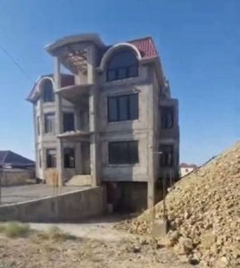 Özünə villa tikdirən mərkəz sədri camaatın kanalizasiya xəttini zədələyib...