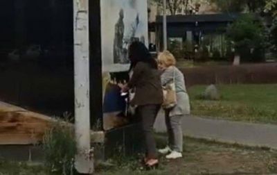 İrəvanda iki qadın Qarabağ separatçılarının "bayrağını" cırdı - FOTO