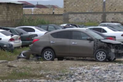 Bakıda içərisində avtomobillər olan cərimə meydançası niyə sahibsiz qalıb? - VİDEO