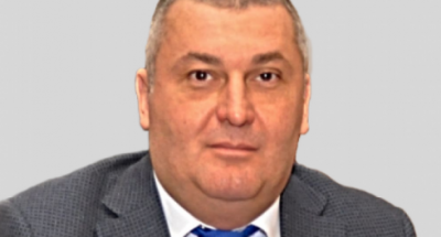 Bu prorektor min kvadratmetrlik villa tikdirir