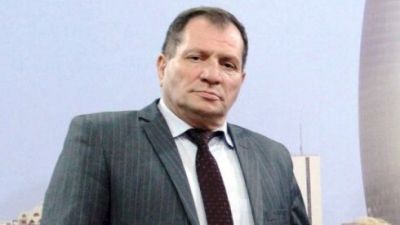 Anar Vəziroğlu canlı efirə gələn şikayətçi ilə əlbəyaxa dava etdi - VİDEO