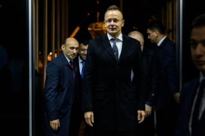 Macarıstanın xarici işlər naziri Azərbaycana gəlib - FOTO
