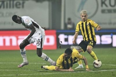 “İstanbulspor” “Trabzonspor”la matçda meydanı tərk etdi, oyun dayandırıldı - VİDEO