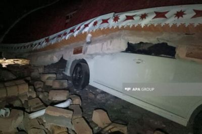 Tovuzda külək dam örtüyünü avtomobillin üzərinə aşırıb - FOTO