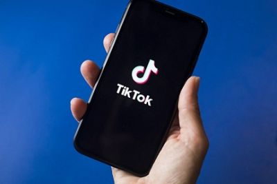 “Az işləyim, çox qazanım”: “Tiktok”er olmaq eşqi nə ilə nəticələnə bilər?
