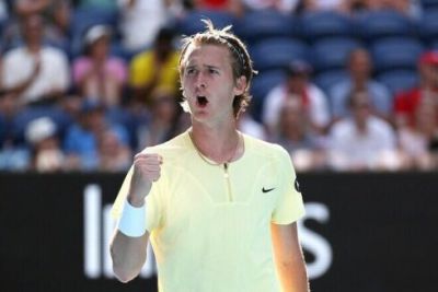 Məşhur tennisçini küçədə yerə yıxıb 300 minlik saatını apardılar
