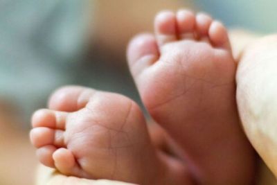 Ata yeni doğulmuş körpəsini binanın qarşısına atıb getdi -