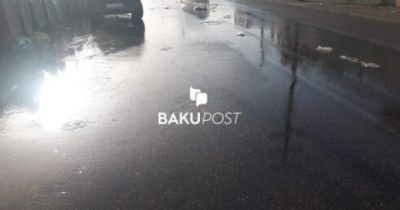 Xırdalanda su xətti partladı, su küçələrə axır: