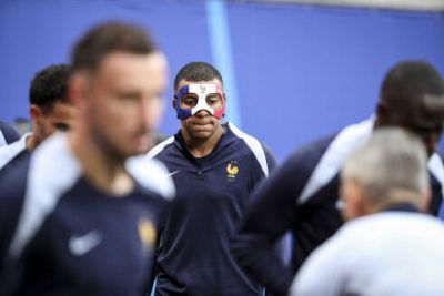 Fransa bayrağı Kilian Mbappenin xüsusi maskasına mane olub