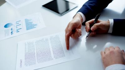 İşəgötürən - əmək münasibətləri prosesində işçiyə vurduğu mənəvi və maddi ziyana görə məsuliyyət daşıyır