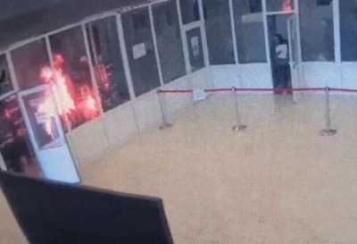 Parlament binasını yandırıb qaçdı - 300 nəfər...