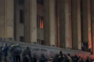 Gürcüstan parlamentinin 48 otağına ziyan dəyib, yeməkxanası tamamilə dağıdılıb