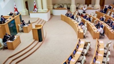 Gürcüstan parlamenti etirazlar haqqda qanunları sərtləşdirir - qonşuda GƏRGİNLİK davam edir...