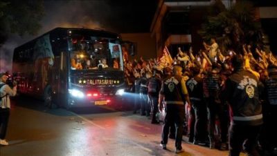 "Qalatasaray"ın avtobusu hücuma məruz qaldı - FOTO